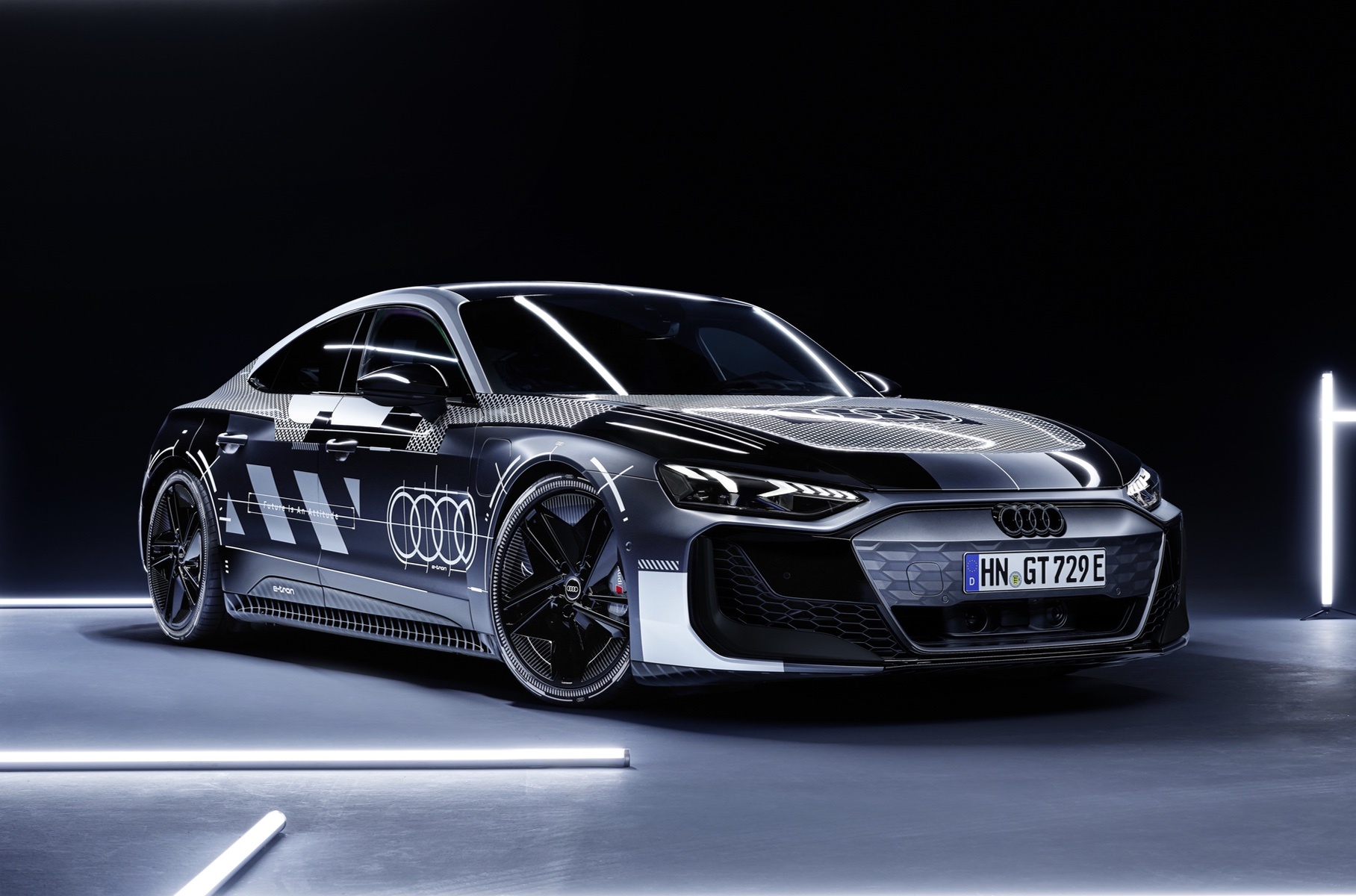 Компания Audi опубликовала фотографии обновленного e-tron GT